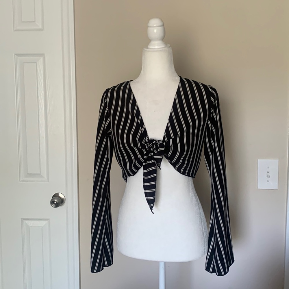 Fashion Nova, Cropped Long Sleeve Open Tie Front Top, Size XS/S, Black. Good.